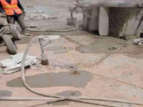 湾岭镇水泥混凝土路面板底注浆技术 路面脱空注浆整治方案