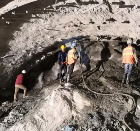 湾岭镇隧道拱顶带模注浆料，微膨胀注浆料的特点及施工工艺